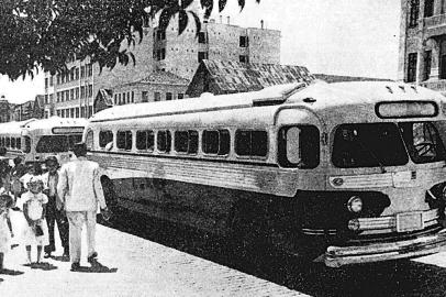 Foto do ônibus da marca GM Coach 1948, da empresa Expresso Caxiense, estacionado em Caxias do Sul.#PÁGINA:70#EDIÇÃO: 2 Fonte: Acervo Expresso Caxiense Fotógrafo: não consta<!-- NICAID(648088) -->