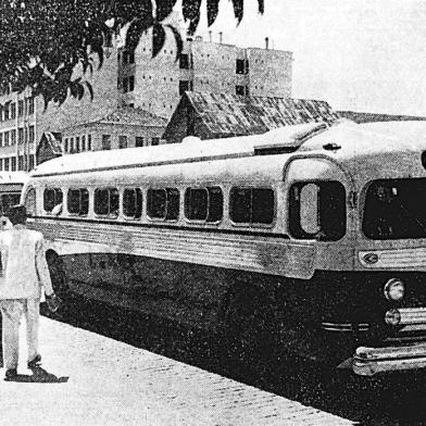 Foto do ônibus da marca GM Coach 1948, da empresa Expresso Caxiense, estacionado em Caxias do Sul.#PÁGINA:70#EDIÇÃO: 2 Fonte: Acervo Expresso Caxiense Fotógrafo: não consta<!-- NICAID(648088) -->