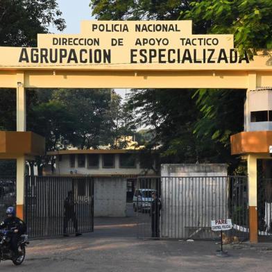  Picture of the entrance of the National Police headquarters in Asuncion, where Brazilian retired football player Ronaldinho and his brother Roberto Assis are being held after being arrested for their irregular entry to the country, taken on March 7, 2020. - Former Brazilian football star Ronaldinho and his brother have been detained in Paraguay after allegedly using fake passports to enter the South American country, authorities said Wednesday. (Photo by Norberto DUARTE / AFP)Editoria: CLJLocal: AsuncionIndexador: NORBERTO DUARTESecao: soccerFonte: AFPFotógrafo: STR<!-- NICAID(14444275) -->