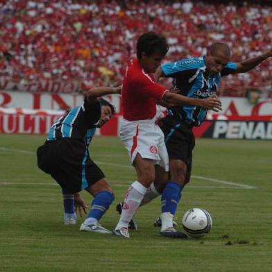 *** Ricardo Duarte - Grenal 3 ***Decisão do Campeonato Gaúcho 2006.No Gre-Nal de número 365, realizado no Estádio Beira-Rio, em Porto Alegre, Internacional e Grêmio decidem o título de campeão gaúcho de 2006. O Grêmio tem a vantagem do saldo qualificado, podendo colocar a mão na taça com qualquer empate com gols. Se o jogo terminar em 0 a 0, a disputa irá para a prorrogação e, persistindo a igualdade, a decisão será nos pênaltis.jogador mossoró (C) do inter disputa bola<!-- NICAID(1780193) -->