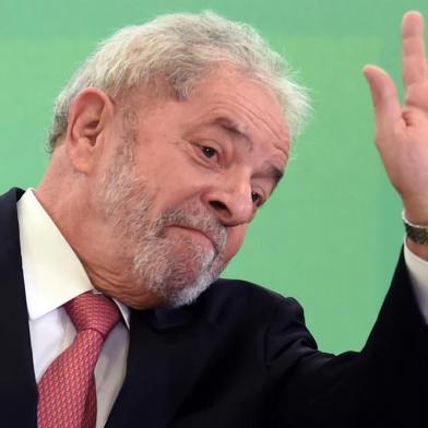  Former Brazilian president Luiz Inacio Lula da Silva (L) hugs Brazilian president Dilma Rousseff during Lulas swear in ceremony as chief of staff, in Brasilia on March 17, 2016. Rousseff appointed Luiz Inacio Lula da Silva as her chief of staff hoping that his political prowess can save her administration. The president is battling an impeachment attempt, a deep recession, and the fallout of an explosive corruption scandal at state oil giant Petrobras. AFP PHOTO/EVARISTO SA EVARISTO SA / AFPEditoria: POLLocal: BrasíliaIndexador: EVARISTO SASecao: governmentFonte: AFPFotógrafo: STF<!-- NICAID(12081072) -->