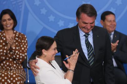 O presidente Jair Bolsonaro dá posse à secretária especial da Cultura do Ministério do Turismo, Regina Duarte