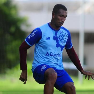  CAXIAS DO SUL, RS, BRASIL, 12/02/2020. Caxias x Brasil-Far, jogo treino realizado no gramado suplementar do Centenário. Na foto, volante Jean Carlos (E). (Porthus Junior/Agência RBS)Indexador: Porthus Junior                  <!-- NICAID(14417052) -->