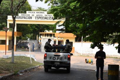  Picture of the entrance of the National Police headquarters in Asuncion, where Brazilian retired football player Ronaldinho and his brother Roberto Assis are being held after being arrested for their irregular entry to the country, taken on March 9, 2020. - Former Brazilian football star Ronaldinho and his brother have been detained in Paraguay after allegedly using fake passports to enter the South American country, authorities said Wednesday. (Photo by NORBERTO DUARTE / AFP)Editoria: CLJLocal: AsuncionIndexador: NORBERTO DUARTESecao: soccerFonte: AFPFotógrafo: STR<!-- NICAID(14445640) -->