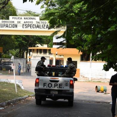  Picture of the entrance of the National Police headquarters in Asuncion, where Brazilian retired football player Ronaldinho and his brother Roberto Assis are being held after being arrested for their irregular entry to the country, taken on March 9, 2020. - Former Brazilian football star Ronaldinho and his brother have been detained in Paraguay after allegedly using fake passports to enter the South American country, authorities said Wednesday. (Photo by NORBERTO DUARTE / AFP)Editoria: CLJLocal: AsuncionIndexador: NORBERTO DUARTESecao: soccerFonte: AFPFotógrafo: STR<!-- NICAID(14445640) -->