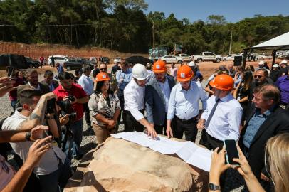 Em Santa Cruz do Sul, Leite inaugura pedra fundamental de novo Centro de Atendimento SocioeducativoSANTA CRUZ DO SUL, RS, BRASIL, 09/03/2020 - Com a presença do governador Eduardo Leite, foi lançada na manhã desta segunda-feira (9/3) a pedra fundamental do Centro de Atendimento Socioeducativo (Case) de Santa Cruz do Sul. O ato marca o início da obra, que faz parte do Programa de Oportunidades e Direitos (POD), da Secretaria de Justiça, Cidadania e Direitos Humanos. Fotos: Felipe Dalla Valle/Palácio Piratini