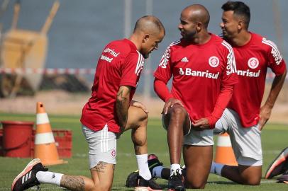  PORTO ALEGRE, RS, BRASIL,10/03/2020- Treino do Inter, que ocorreu na manhã dessa Terça-feira. Patrick, DAlessandro, Lindoso . (FOTOGRAFO: FERNANDO GOMES / AGENCIA RBS)<!-- NICAID(14446031) -->