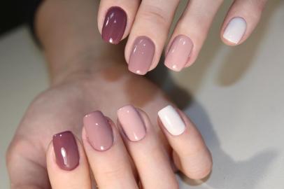 Nail art manicure. Beauty hands.Manicure de arte do prego. Mãos de beleza. Trendy Stylish Colorful Nails and Nailpolish. Tinta para unhas de manicure.Fonte: 180697729<!-- NICAID(14316727) -->