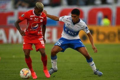 Colombias America de Cali midfielder Yesus Cabrera (L) and Chiles Universidad Catolica midfielder Marcelino Nunez vie for the ball during their Copa Libertadores football match at San Carlos de Apoquindo Stadium, in Santiago, on March 10, 2020. (Photo by MARTIN BERNETTI / AFP)<!-- NICAID(14446884) -->