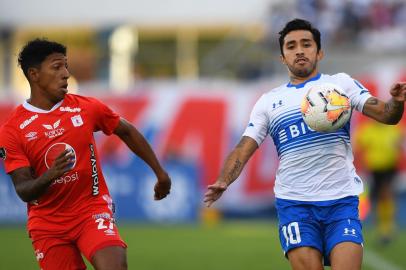  Chiles Universidad Catolica midfielder Edson Puch (L) and Colombias America de Cali defender Cristian Arrieta vie for the ball during their Copa Libertadores football match at the San Carlos de Apoquindo stadium, in Santiago, on March 10, 2020. (Photo by MARTIN BERNETTI / AFP)Editoria: SPOLocal: SantiagoIndexador: MARTIN BERNETTISecao: soccerFonte: AFPFotógrafo: STF<!-- NICAID(14446882) -->