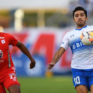  Chiles Universidad Catolica midfielder Edson Puch (L) and Colombias America de Cali defender Cristian Arrieta vie for the ball during their Copa Libertadores football match at the San Carlos de Apoquindo stadium, in Santiago, on March 10, 2020. (Photo by MARTIN BERNETTI / AFP)Editoria: SPOLocal: SantiagoIndexador: MARTIN BERNETTISecao: soccerFonte: AFPFotógrafo: STF<!-- NICAID(14446882) -->