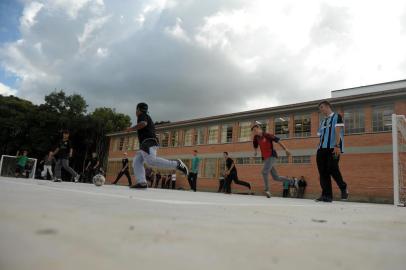  CAXIAS DO SUL, RS, BRASIL, 04/03/2020Graças ao empenho de pais e professores, alunos da Escola Avelino Boff, de Fazenda Souza, aproveitam uma quadra de esportes novinha, adquirida com recursos da comunidade escolar e moradores.(Lucas Amorelli/Agência RBS)<!-- NICAID(14439349) -->