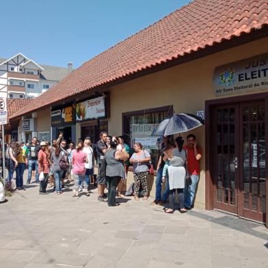 Fila se forma em frente ao Cartório Eleitoral em Canela no último dia para recadastramentro biométrico<!-- NICAID(14447282) -->