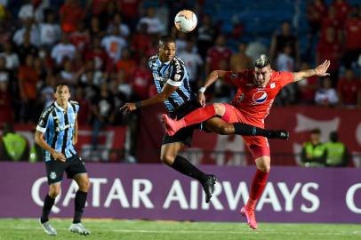  Brazil's Gremio defender David Braz (C) and Colombia's America de Cali forward Michael Rangel (R) vies for the ball during their Copa Libertadores football match at Pascual Guerrero Stadium in Cali, Colombia, on March 3, 2020. (Photo by LUIS ROBAYO / AFP)Editoria: SPOLocal: CaliIndexador: LUIS ROBAYOSecao: soccerFonte: AFPFotógrafo: STF<!-- NICAID(14447563) -->