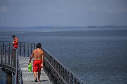  PORTO ALEGRE, RS, BRASIL,11/03/2020- Ambiental de calor feito na Orla do Guaíba.(FOTOGRAFO: TADEU VILANI / AGENCIA RBS)<!-- NICAID(14447148) -->