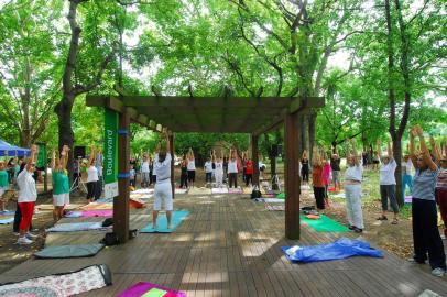  O projeto Yoga na Praça comemora seu 20ºaniversário no quiosque do Parcão. Exercícios de alongamento, concentração e respiração orientados pela especialista em estresse Ana Maria Rossi. Também houve uma homenagem para a jornalista Célia Ribeiro.<!-- NICAID(3025112) -->