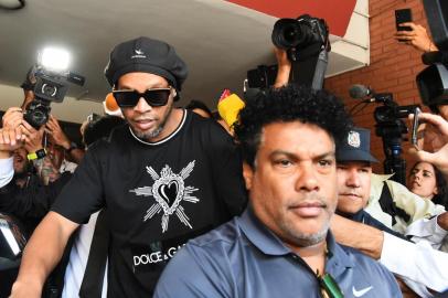  Brazilian retired football player Ronaldinho leaves Asuncions Prosecution after declaring about his irregular entry to the country, in Asuncion, Paraguay, on March 5, 2020. - Former Brazilian football star Ronaldinho and his brother have been detained in Paraguay after allegedly using fake passports to enter the South American country, authorities said Wednesday. (Photo by NORBERTO DUARTE / AFP)Editoria: CLJLocal: AsuncionIndexador: NORBERTO DUARTESecao: soccerFonte: AFPFotógrafo: STR<!-- NICAID(14442227) -->