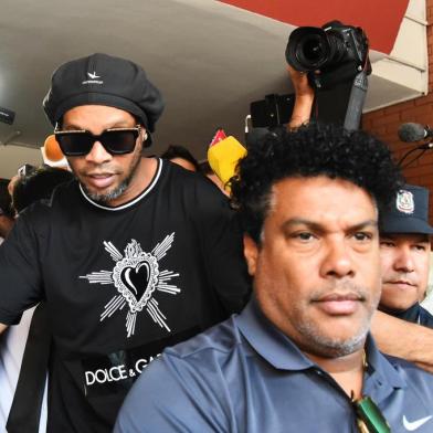  Brazilian retired football player Ronaldinho leaves Asuncions Prosecution after declaring about his irregular entry to the country, in Asuncion, Paraguay, on March 5, 2020. - Former Brazilian football star Ronaldinho and his brother have been detained in Paraguay after allegedly using fake passports to enter the South American country, authorities said Wednesday. (Photo by NORBERTO DUARTE / AFP)Editoria: CLJLocal: AsuncionIndexador: NORBERTO DUARTESecao: soccerFonte: AFPFotógrafo: STR<!-- NICAID(14442227) -->