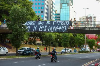  PORTO ALEGRE, RS, BRASIL - 11.03.2020 - Faixas de apoio a Jair Bolsonaro na Avenida Goethe. (Foto: Isadora Neumann/Agencia RBS)Indexador: ISADORA NEUMANN<!-- NICAID(14447902) -->