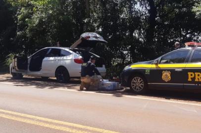 Cerca de 120 telefones celulares foram apreendidos escondidos em um carro na BR-468, em Três Passos, na região norte do Estado, pelo Polícia Rodoviária Federal<!-- NICAID(14448064) -->