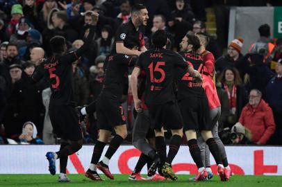  Atletico Madrids Spanish midfielder Marcos Llorente celebrates with teammates after he scores his teams first goal during the UEFA Champions league Round of 16 second leg football match between Liverpool and Atletico Madrid at Anfield in Liverpool, north west England on March 11, 2020. (Photo by JAVIER SORIANO / AFP)Editoria: SPOLocal: LiverpoolIndexador: JAVIER SORIANOSecao: soccerFonte: AFPFotógrafo: STF<!-- NICAID(14448209) -->