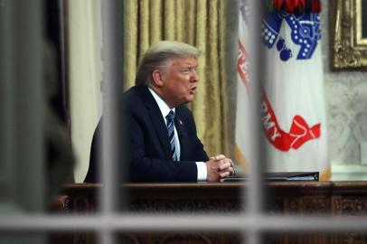 President Trump Addresses Nation From White House On CoronavirusWASHINGTON, DC - MARCH 11: U.S. President Donald Trump is seen through a window in the Oval Office as he addresses the nation on the response to the COVID-19 coronavirus, on March 11, 2020 in Washington, DC.   Mark Wilson/Getty Images/AFPEditoria: HTHLocal: WashingtonIndexador: MARK WILSONSecao: DiseaseFonte: GETTY IMAGES NORTH AMERICAFotógrafo: STF<!-- NICAID(14448253) -->