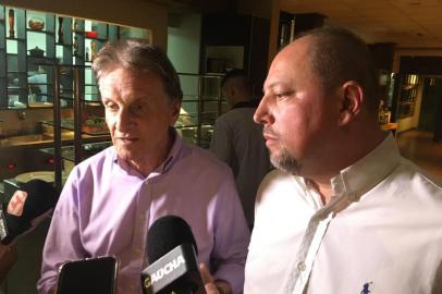 Vice-presidentes Paulo Luz, do Grêmio, e Alessandro Barcellos, do Inter, concederam entrevista na churrascaria onde as direções confraternizavam, na noite desta quarta-feira (11), em Porto Alegre<!-- NICAID(14448258) -->