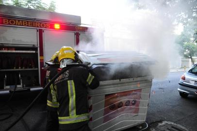  PORTO ALEGRE,RS,BRASIL.2020,03,12.Vandalos colocam fogo em containres no Bairro Santana,bombeiros mais de oito containers.(RONALDO BERNARD/AGENCIA RSB).<!-- NICAID(14448360) -->