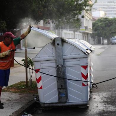  PORTO ALEGRE,RS,BRASIL.2020,03,12.Vandalos colocam fogo em containres no Bairro Santana,bombeiros mais de oito containers.(RONALDO BERNARD/AGENCIA RSB).<!-- NICAID(14448368) -->