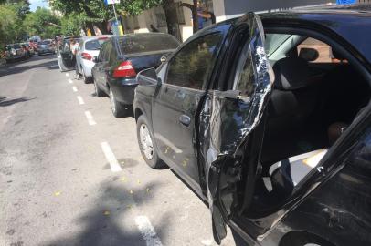 Um falso guia, que orientava uma família do litoral norte a chegar no Hospital de Clínicas em Porto Alegre, causou um acidente na manhã desta quinta-feira (12). Ao abrir a porta para descer, acabou sendo atingido por um ônibus na rua Ramiro Barcelos. 