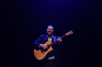  CAXIAS DO SUL, RS, BRASIL (12/03/2020)Tenor Giovanni Marquezeli irá apresentar o seu concerto do popular ao erudito em que relembra o início da carreria, quando cantava sertanejo e tocava violão. (Antonio Valiente/Agência RBS)<!-- NICAID(14448513) -->