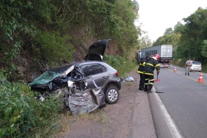 Um acidente entre um Gol, com placas de Caxias do Sul, e um caminhão Volvo resultou na morte de uma mulher, motorista do automóvel, no final da tarde desta quinta-feira (12), no quilômetro 3 da RS-446, entre Carlos Barbosa e São Vendelino. <!-- NICAID(14449298) -->