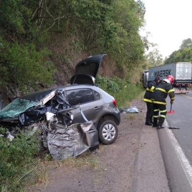 Um acidente entre um Gol, com placas de Caxias do Sul, e um caminhão Volvo resultou na morte de uma mulher, motorista do automóvel, no final da tarde desta quinta-feira (12), no quilômetro 3 da RS-446, entre Carlos Barbosa e São Vendelino. <!-- NICAID(14449298) -->