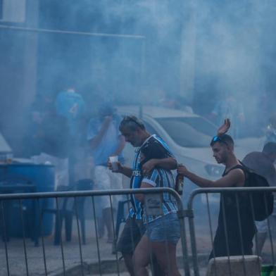  ** EM BIAIXA ** PORTO ALEGRE, RS, BRASIL - 12.03.2020 - Confronto entre torcedores e BM na Arena do Grêmio. (Foto: Marco Favero/Agencia RBS)<!-- NICAID(14449336) -->