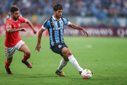 Boschilia e Lucas Silva disputam a bola no Gre-Nal 424