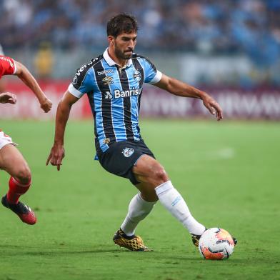 Boschilia e Lucas Silva disputam a bola no Gre-Nal 424