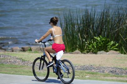  PORTO ALEGRE, RS, BRASIL, 13/03/2020- Ambiental de Calor produzido em Porto Alegre. (FOTOGRAFO: RONALDO BERNARDI / AGENCIA RBS)<!-- NICAID(14450267) -->