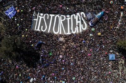 Aerial view showing the march on International Womens Day in Santiago, on March 8, 2020. - People around the globe are taking action to mark International Womens Day and to push for action to obtain equality. (Photo by JAVIER TORRES / AFP)<!-- NICAID(14450870) -->