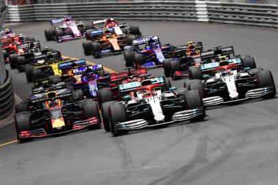  (FILES) In this file photo taken on May 26, 2019 Mercedes' British driver Lewis Hamilton (C) takes the lead at the  start of the Monaco Formula 1 Grand Prix at the Monaco street circuit in Monaco. - Ten teams at the start and always the same ones that win ... Even though it is Mercedes' turn to rule F1 since 2014, why are there so many manufacturers in the top category of motorsport? This increased presence since the 2000s is explained by the "very important global visibility" offered by F1, which has increased since the American takeover of Liberty Media in 2017, says Flavien Neuvy, director of the Cetelem Observatory of the automobile. (Photo by Andrej ISAKOVIC / AFP)Editoria: SPOLocal: MonacoIndexador: ANDREJ ISAKOVICSecao: motor racingFonte: AFPFotógrafo: STF<!-- NICAID(14450970) -->