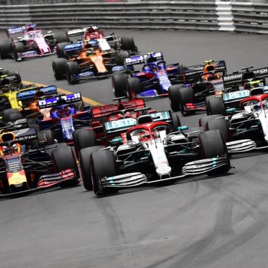  (FILES) In this file photo taken on May 26, 2019 Mercedes British driver Lewis Hamilton (C) takes the lead at the  start of the Monaco Formula 1 Grand Prix at the Monaco street circuit in Monaco. - Ten teams at the start and always the same ones that win ... Even though it is Mercedes turn to rule F1 since 2014, why are there so many manufacturers in the top category of motorsport? This increased presence since the 2000s is explained by the very important global visibility offered by F1, which has increased since the American takeover of Liberty Media in 2017, says Flavien Neuvy, director of the Cetelem Observatory of the automobile. (Photo by Andrej ISAKOVIC / AFP)Editoria: SPOLocal: MonacoIndexador: ANDREJ ISAKOVICSecao: motor racingFonte: AFPFotógrafo: STF<!-- NICAID(14450970) -->