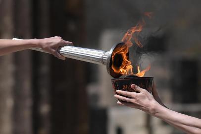  Particpants take part in the Olympic flame lighting ceremony in ancient Olympia, on March 12, 2020 ahead of Tokyo 2020 Olympic Games. (Photo by ARIS MESSINIS / AFP)Editoria: SPOLocal: OlympiaIndexador: ARIS MESSINISSecao: sports eventFonte: AFPFotógrafo: STF<!-- NICAID(14451180) -->