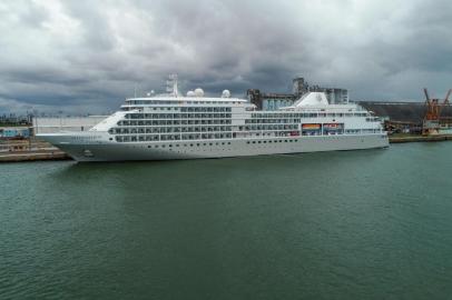 Navio onde passageiro passou mal com suspeita de coronavÃ­rusECIFE, PE, 13.03.2020 - CORONAVÍRUS-PE - Navio de cruzeiro de origem das Bahamas fica atracado no Porto do Recife (PE), nesta sexta-feira (13). O navio encontra-se retido e isolado no porto, após um passageiro passar mal antes do desembarque na capital pernambucana. O homem de 78 anos e de nacionalidade canadense apresenta os sintomas do Sars-cov-2, o novo coronavírus. Por conta disso, o navio encontra-se isolado e retido no porto, até que saia o resultado do exame feito nele. (Foto: Carlos Ezequiel Vannoni/Agência Pixel Press/Folhapress)Local: Recife ;Pernambuco ;Brasil<!-- NICAID(14451186) -->