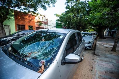  PORTO ALEGRE, RS, BRASIL - 13/03/2020Árvore desaba em cima de dois carros na rua Nunes Machado, no bairro Azenha. E outras árvores da mesma rua comprometem a rede de energia.<!-- NICAID(14451268) -->