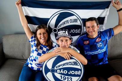  PORTO ALEGRE, RS, BRASIL - 10.03.2020 - Família Gauchão: torcedores do São José. Na imagem: Cristine Leipnitz (mãe), Bernardo Leipnitz Reis (filho), Ewerton Reis (pai). (Foto: Marco Favero/Agencia RBS)Indexador: jeff botega<!-- NICAID(14446833) -->