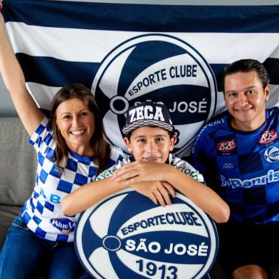  PORTO ALEGRE, RS, BRASIL - 10.03.2020 - Família Gauchão: torcedores do São José. Na imagem: Cristine Leipnitz (mãe), Bernardo Leipnitz Reis (filho), Ewerton Reis (pai). (Foto: Marco Favero/Agencia RBS)Indexador: jeff botega<!-- NICAID(14446833) -->