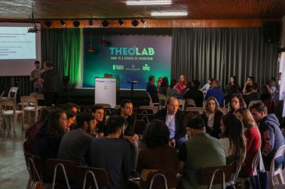 TheoLab é um projeto do TeachBeyond Brasil financiado pela John Templeton Foundation, com o apoio da Associação Brasileira de Cristãos na Ciência. Busca promover o diálogo entre a fé cristã e a ciência contemporânea, de modo a capacitar a igreja para melhor entender e relacionar-se com a cultura.Na foto, atividade de debate entre 4 grupos, com a orientação de um cientista.<!-- NICAID(14438005) -->