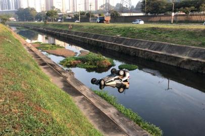 Motorista perde o controle do carro e cai no Arroio Dilúvio em Porto Alegre<!-- NICAID(14451658) -->