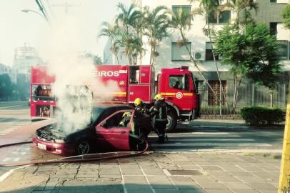 Carro pega fogo no bairro Menino Deus