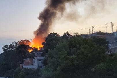 Incêndio perto da estação da RGE no Planalto Rio Branco<!-- NICAID(14451800) -->