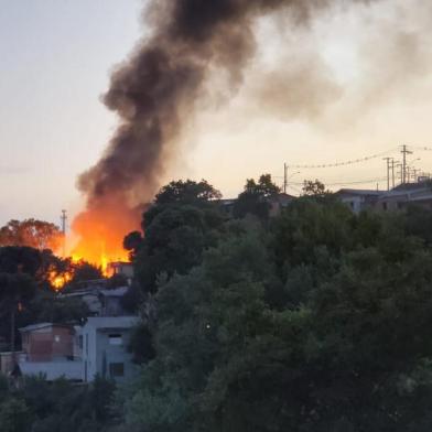 Incêndio perto da estação da RGE no Planalto Rio Branco<!-- NICAID(14451800) -->